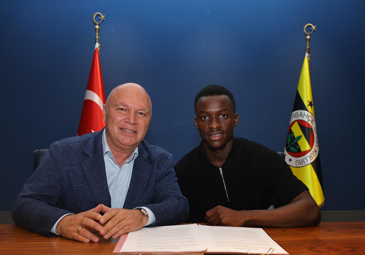 Fenerbahçe den 5 yıllık imza! Vedat Muriqi nin ardından bir transfer daha: Amara Diouf resmen açıklandı 2
