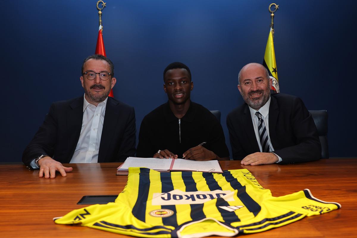 Fenerbahçe den 5 yıllık imza! Vedat Muriqi nin ardından bir transfer daha: Amara Diouf resmen açıklandı 3