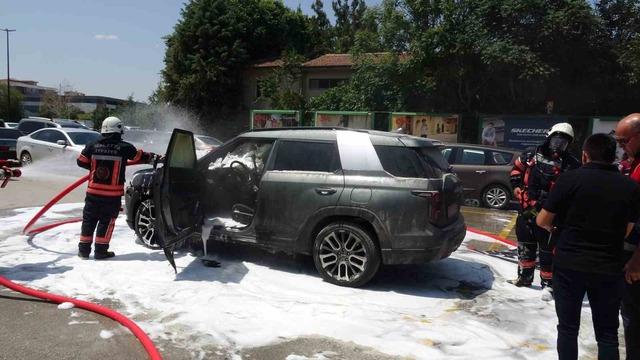 Park halindeki araç yangında kullanılmaz hale geldi 3