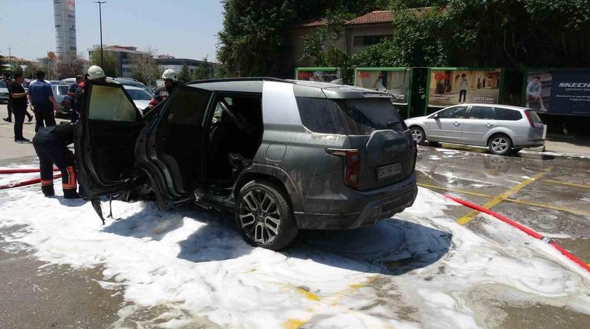 Park halindeki ara&ccedil; yangında kullanılmaz hale geldi