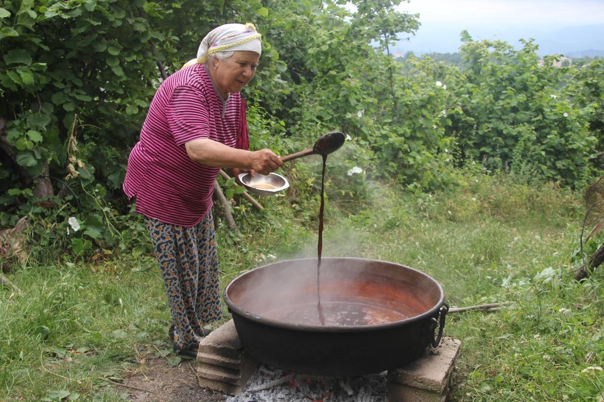 Bakır kazanda 5 saat kaynıyor! Sofralara ulaşması 1 günü aşıyor: Lezzeti dillere destan 2