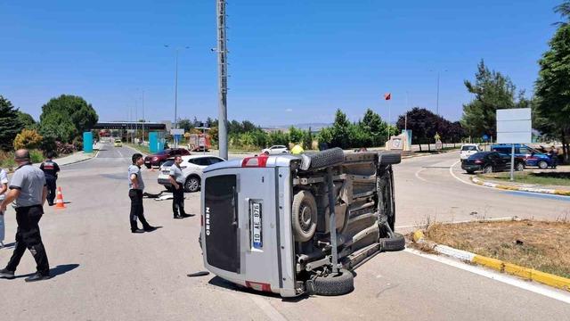 Balıkesir’de kampüs girişinde çarpışan araçlardaki 2 öğrenci yaralandı 3