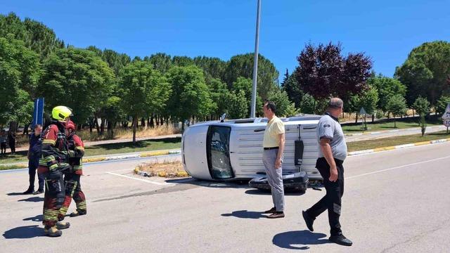 Balıkesir’de kampüs girişinde çarpışan araçlardaki 2 öğrenci yaralandı 1