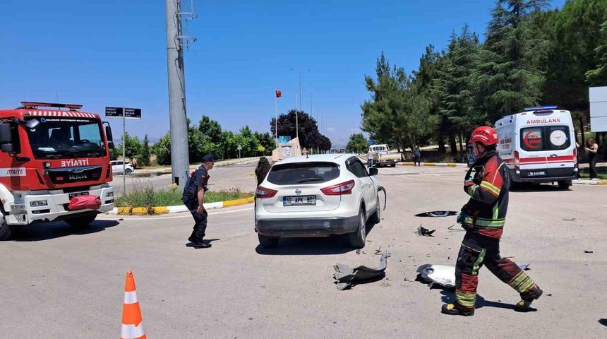 Balıkesir&rsquo;de kamp&uuml;s girişinde &ccedil;arpışan ara&ccedil;lardaki 2 &ouml;ğrenci yaralandı