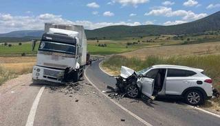 Tokat&rsquo;ta otomobil ile kamyon &ccedil;arpıştı: 4 yaralı
