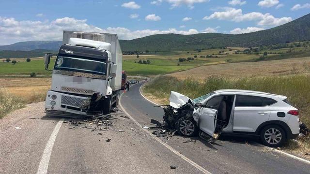 Tokat’ta otomobil ile kamyon çarpıştı: 4 yaralı