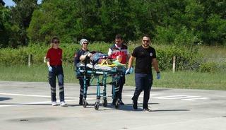 Y&uuml;ksekten d&uuml;şen kadının imdadına ambulans helikopter yetişti
