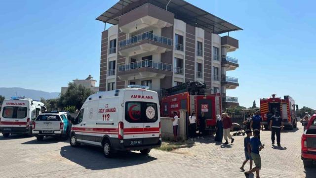 Çatıdaki kartonlar alev aldı, 4 kişi dumandan etkilendi