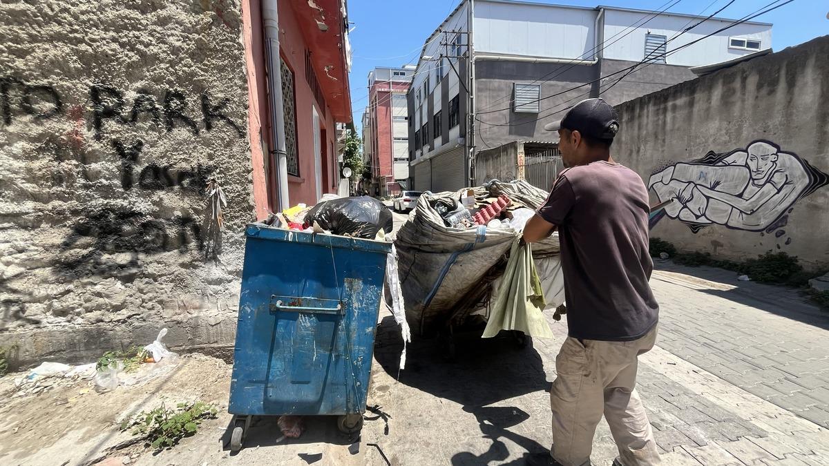 Sokaklarda kağıt toplayarak okuttuğu kızı, üniversiteyi birincilikle bitirdi 2