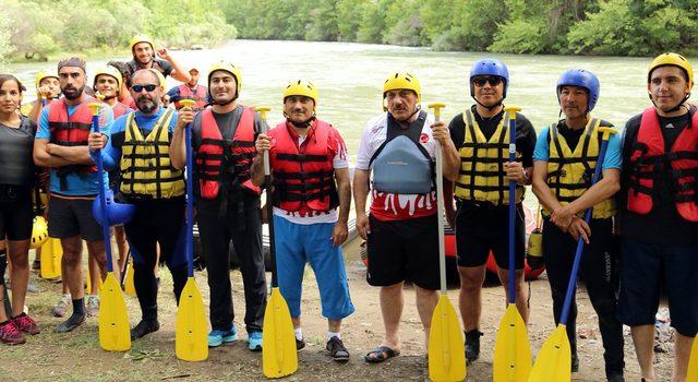 Vali ve protokol Munzur Çayı'nda rafting yaptı