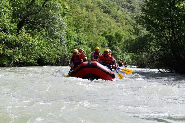 Vali ve protokol Munzur Çayı'nda rafting yaptı