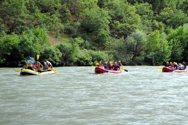 Vali ve protokol Munzur Çayı'nda rafting yaptı