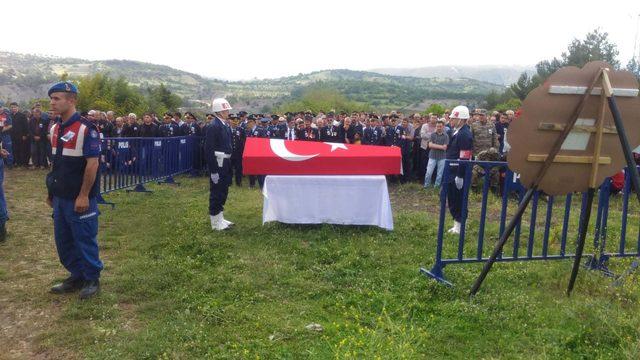 Arkadaşının kazara vurduğu askerin köyünde yas (2)