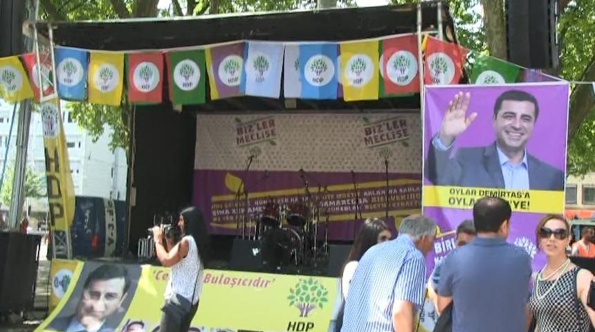 HDP'lilerin Almanya mitinginde polis şoku! HDP sözcüleri Tuğba Hezer ve Ahmet Yıldırım'ın konuşmasına izin verilmedi!