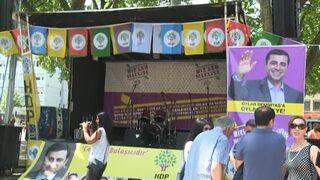 HDP'lilerin Almanya mitinginde polis şoku! HDP sözcüleri Tuğba Hezer ve Ahmet Yıldırım'ın konuşmasına izin verilmedi!