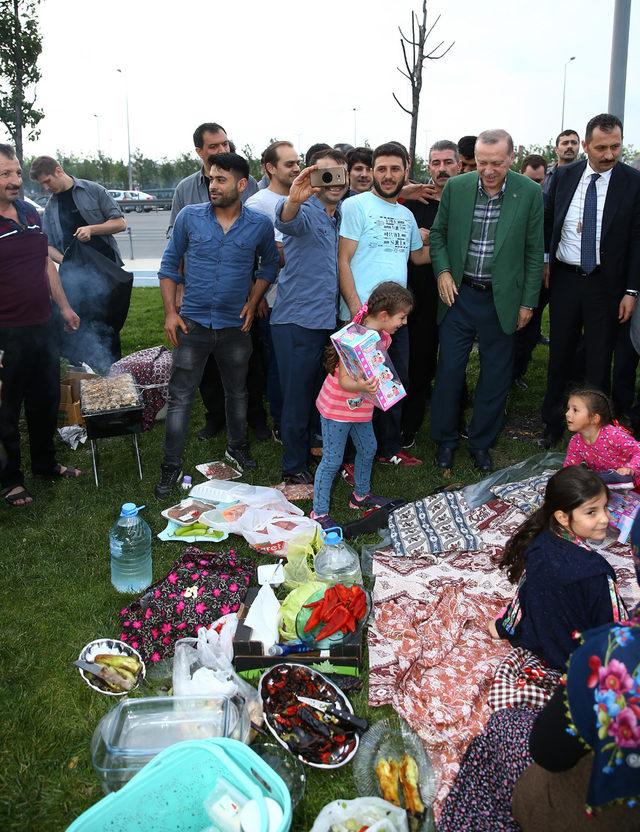 Erdoğan, sahilde iftarı bekleyen vatandaşları ziyaret etti 
