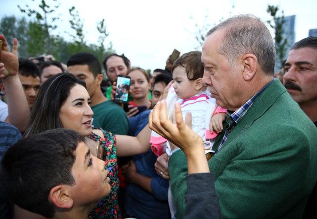 Erdoğan, sahilde iftarı bekleyen vatandaşları ziyaret etti 