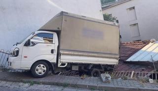 Geri kayan kamyonet evin &ccedil;atısına d&uuml;şt&uuml;
