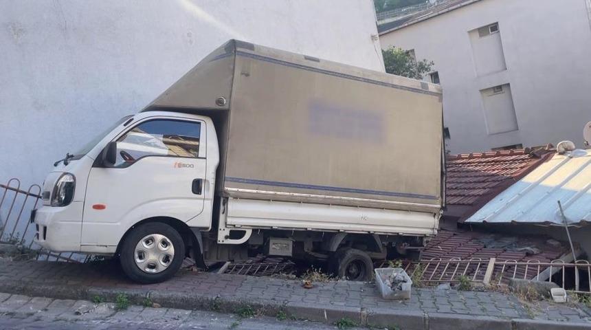 Kağıthane&rsquo;de geri kayan kamyonet evin &ccedil;atısına d&uuml;şt&uuml;