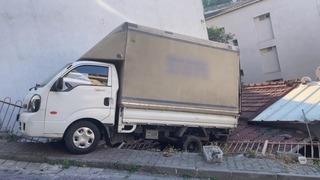 Kağıthane’de geri kayan kamyonet evin çatısına düştü