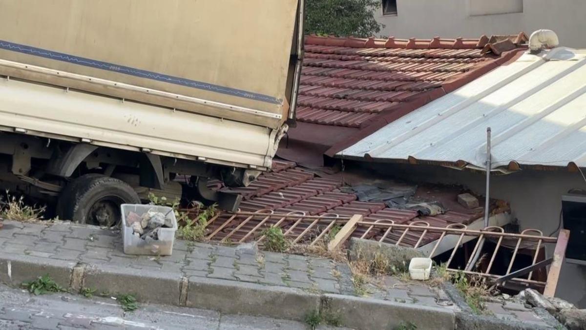 Kağıthane’de geri kayan kamyonet evin çatısına düştü 1