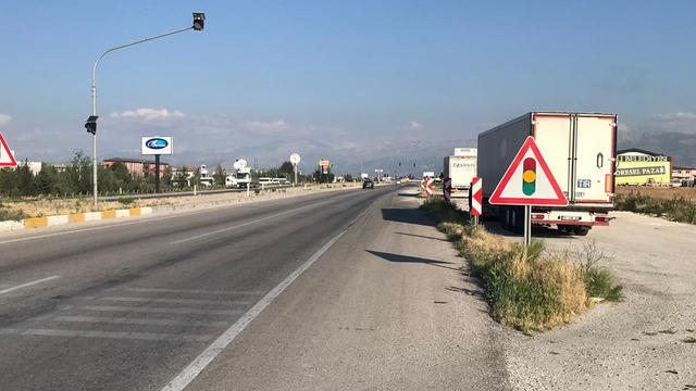 Yol kenarında tabancayla sırtından vurulmuş halde bulundu