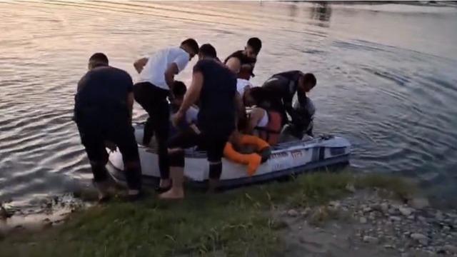 Batman’da adacıkta mahsur kalan 5 kişiyi itfaiye kurtardı