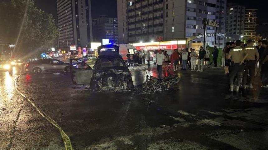 Esenyurt&rsquo;ta otomobil ile motosiklet &ccedil;arpıştı: Ara&ccedil;lar alevlere teslim oldu