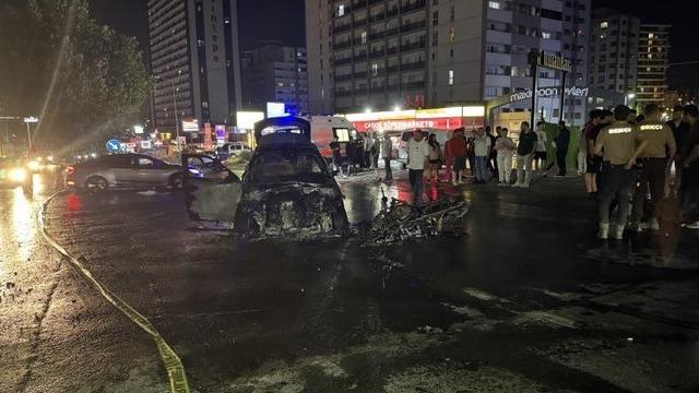 Esenyurt’ta otomobil ile motosiklet çarpıştı: Araçlar alevlere teslim oldu