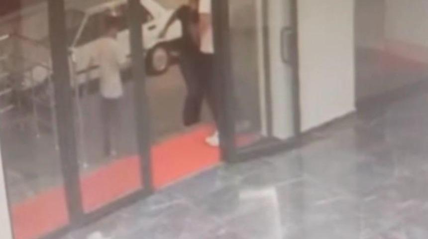 Kayseri'de 1 kişinin &ouml;ld&uuml;ğ&uuml;, 2 kişinin de yaralandığı bı&ccedil;aklı kavganın g&ouml;r&uuml;nt&uuml;leri ortaya &ccedil;ıktı