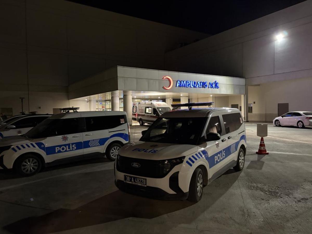 Kayseri de 1 kişinin &ouml;ld&uuml;ğ&uuml;, 2 kişinin de yaralandığı bı&ccedil;aklı kavganın g&ouml;r&uuml;nt&uuml;leri ortaya &ccedil;ıktı 3