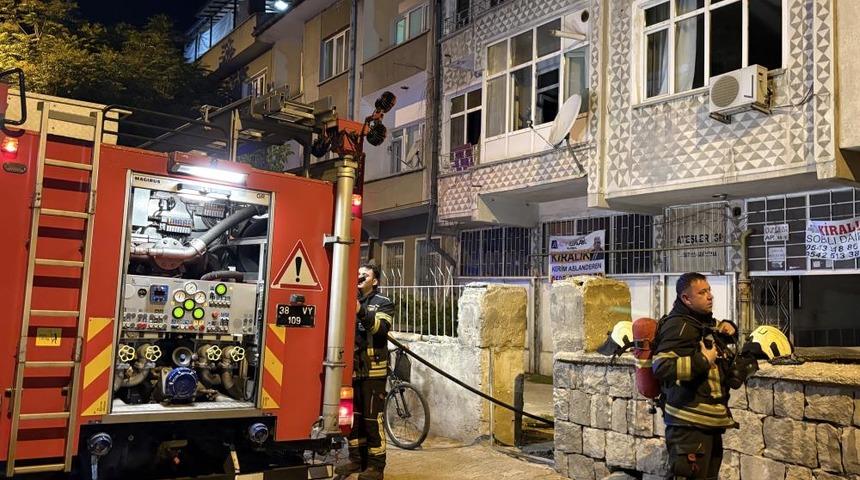 Kayseri&rsquo;de 4 katlı binada yangın: Anne ve iki &ccedil;ocuğu dumandan etkilendi