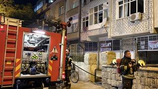 Kayseri’de 4 katlı binada yangın: Anne ve iki çocuğu dumandan etkilendi