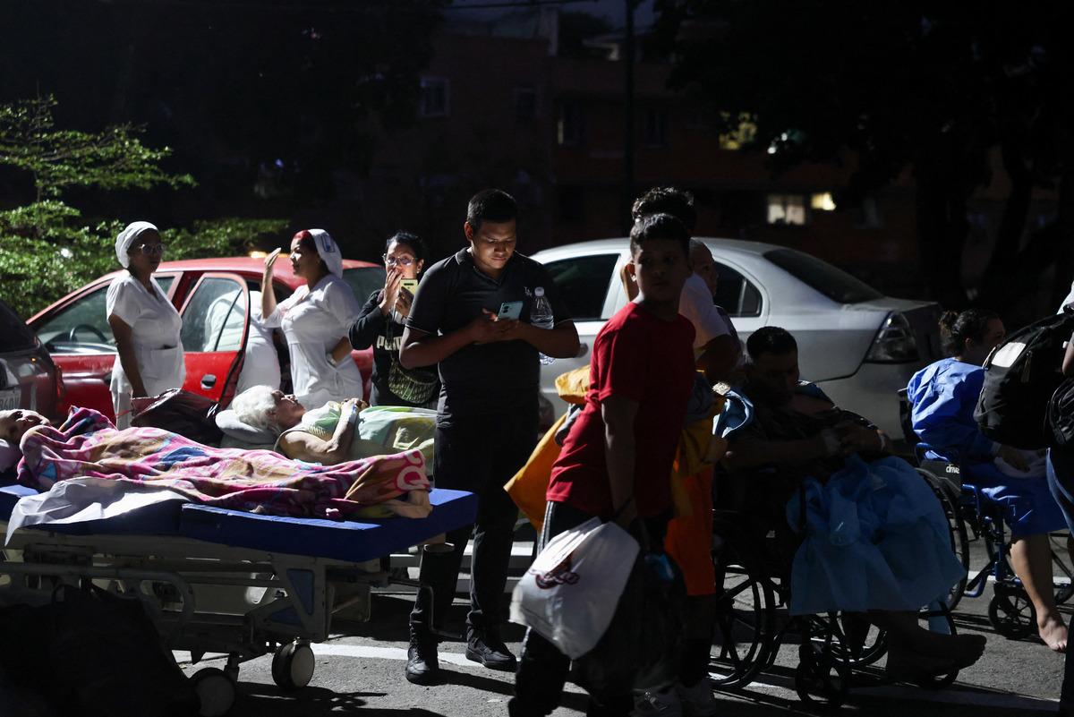 Venezuela da peş peşe iki b&uuml;y&uuml;k deprem: 7,5 ve 7,2... B&ouml;lgeden ilk g&ouml;r&uuml;nt&uuml;ler geldi 2