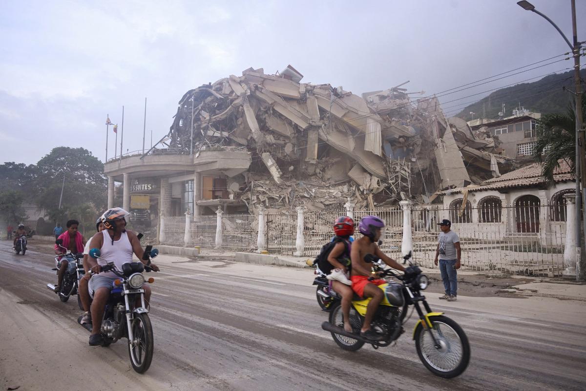 Venezuela da peş peşe iki b&uuml;y&uuml;k deprem: 7,5 ve 7,2... B&ouml;lgeden ilk g&ouml;r&uuml;nt&uuml;ler geldi 7