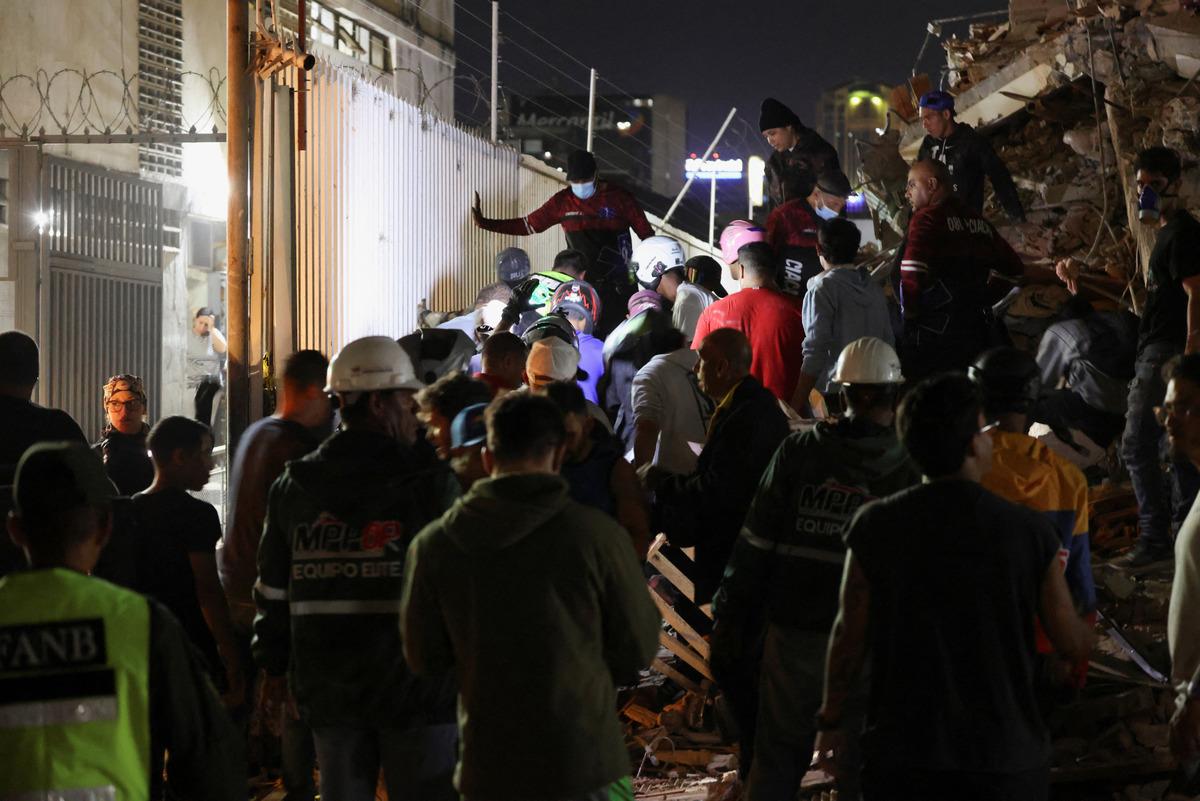 Venezuela da peş peşe iki b&uuml;y&uuml;k deprem: 7,5 ve 7,2... B&ouml;lgeden ilk g&ouml;r&uuml;nt&uuml;ler geldi 13