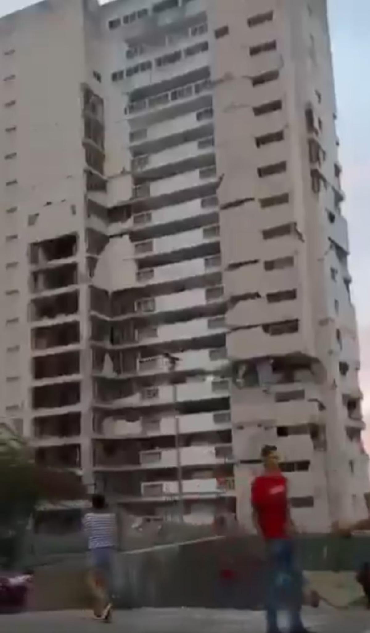 Venezuela da peş peşe iki b&uuml;y&uuml;k deprem: 7,5 ve 7,2... B&ouml;lgeden ilk g&ouml;r&uuml;nt&uuml;ler geldi 16