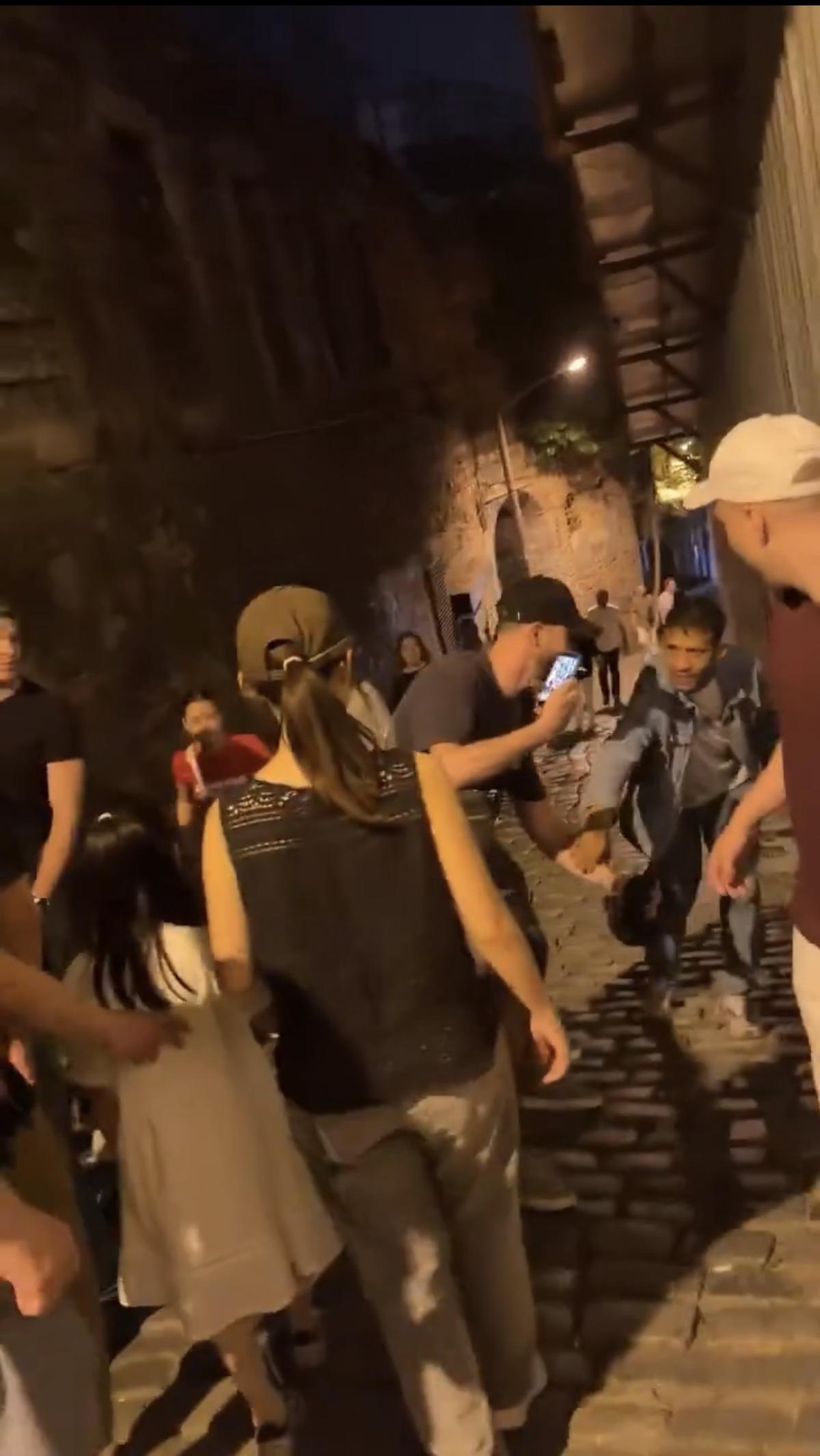 Galata da  Fır&ccedil;a d&uuml;ş&uuml;rme  dolandıcılığı! Kadını Rus turistler kurtardı 2