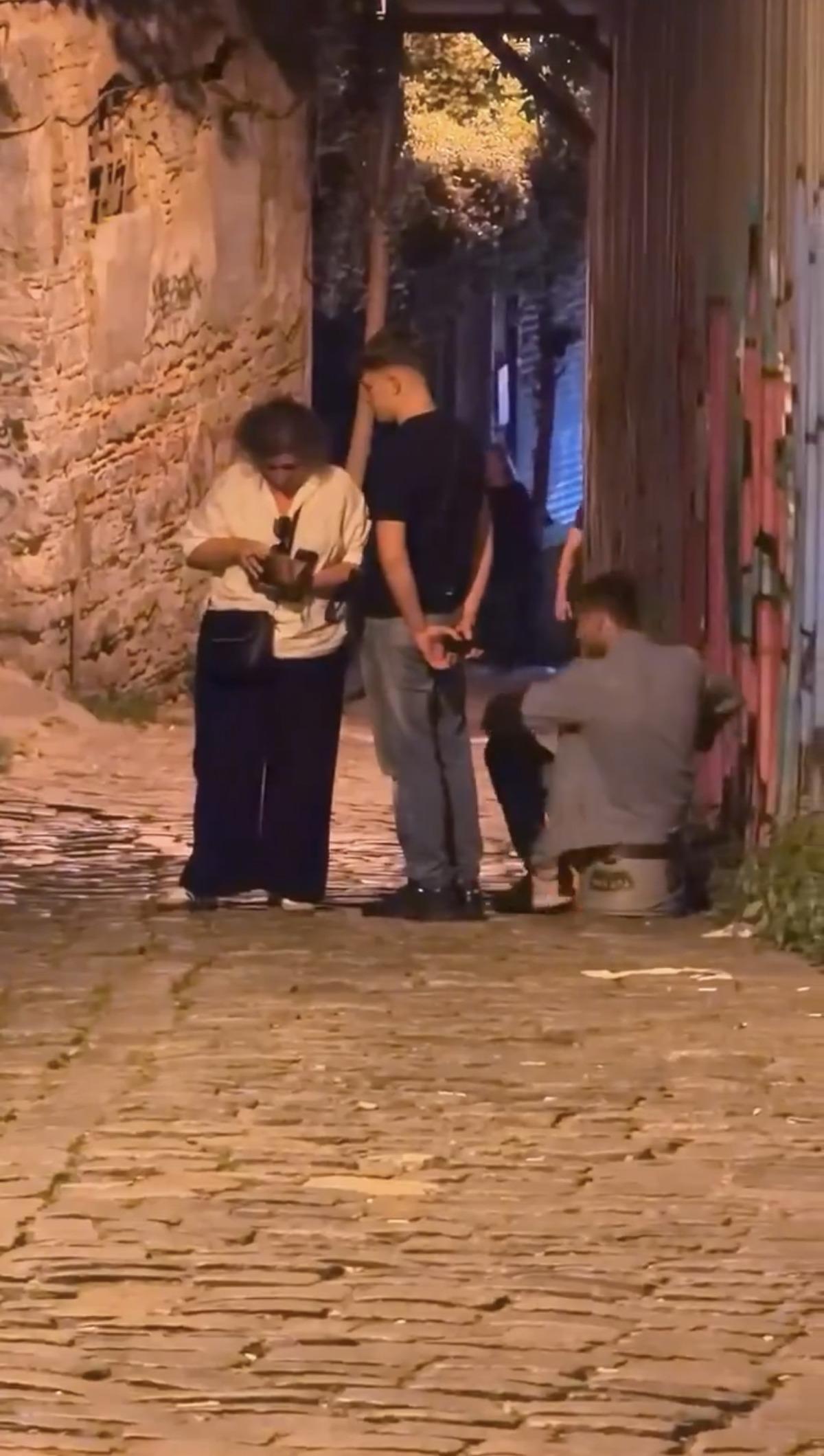 Galata da  Fır&ccedil;a d&uuml;ş&uuml;rme  dolandıcılığı! Kadını Rus turistler kurtardı 1