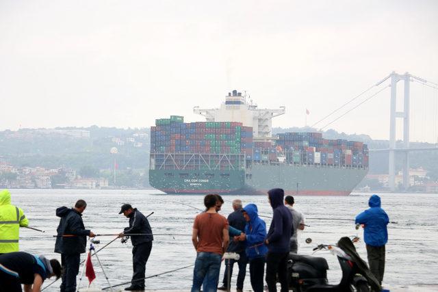 Dev kargo gemisi İstanbul Boğazı'ndan geçti