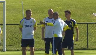 Fenerbah&ccedil;e antrenmanında dikkat &ccedil;eken g&ouml;r&uuml;nt&uuml;! "Hocam ge&ccedil; kaldım girebilir miyim?"
