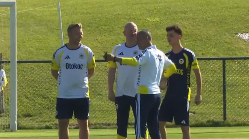 Fenerbah&ccedil;e antrenmanında dikkat &ccedil;eken g&ouml;r&uuml;nt&uuml;! "Hocam ge&ccedil; kaldım girebilir miyim?"
