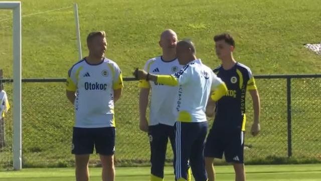 Fenerbahçe antrenmanında dikkat çeken görüntü! Hocam geç kaldım girebilir miyim?