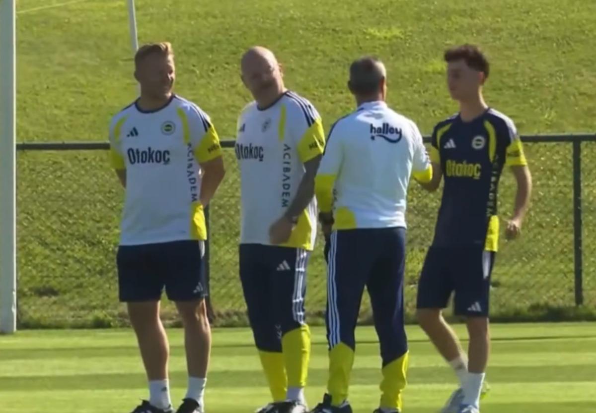 Fenerbah&ccedil;e antrenmanında dikkat &ccedil;eken g&ouml;r&uuml;nt&uuml;! "Hocam ge&ccedil; kaldım girebilir miyim?" 1