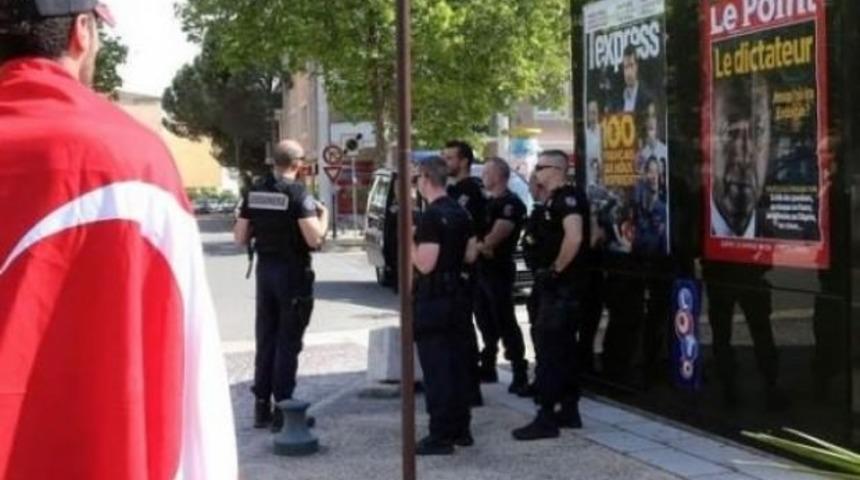 Fransa'da Erdoğan afişi skandalı! Yeniden astılar