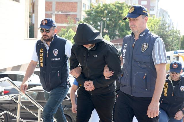 Eskişehir merkezli yasa dışı bahis operasyonunda yakalanan 14 ş&uuml;pheli adliyede 5