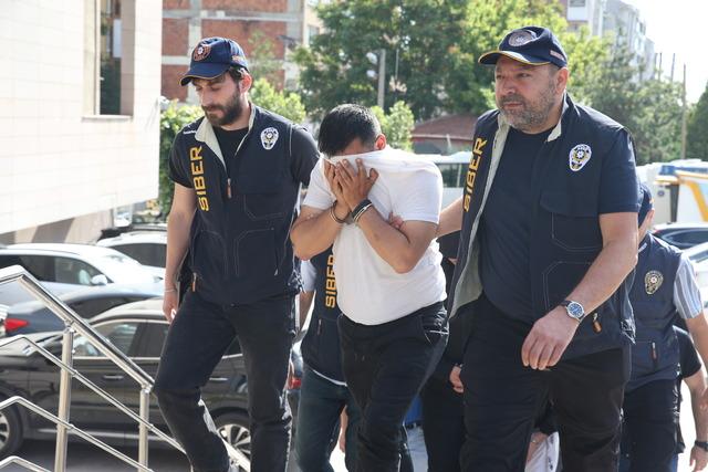 Eskişehir merkezli yasa dışı bahis operasyonunda yakalanan 14 ş&uuml;pheli adliyede 4