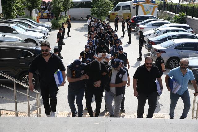Eskişehir merkezli yasa dışı bahis operasyonunda yakalanan 14 ş&uuml;pheli adliyede 1