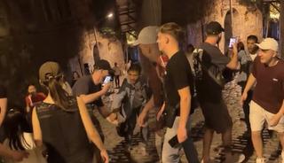 Galata'da 'Fır&ccedil;a d&uuml;ş&uuml;rme' dolandıcılığı! Kadını Rust turistler kurtardı