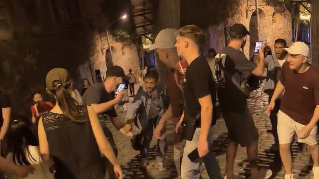 Galata'da 'Fırça düşürme' dolandıcılığı! Kadını Rus turistler kurtardı